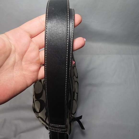 Coach Signature Canvas Duffle - Picture 7 of 10